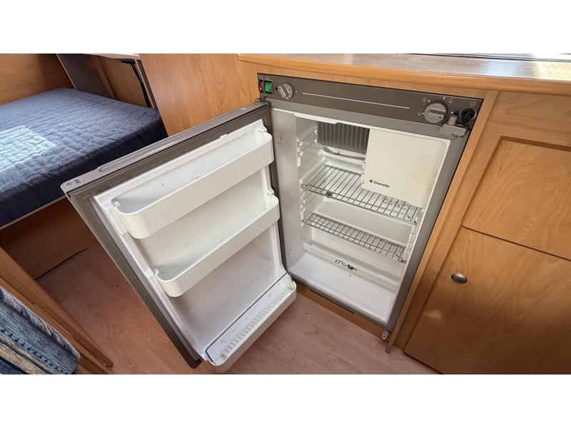 Caravelair Antares Luxe 426 stapelbed zit vast bed  foto: 5
