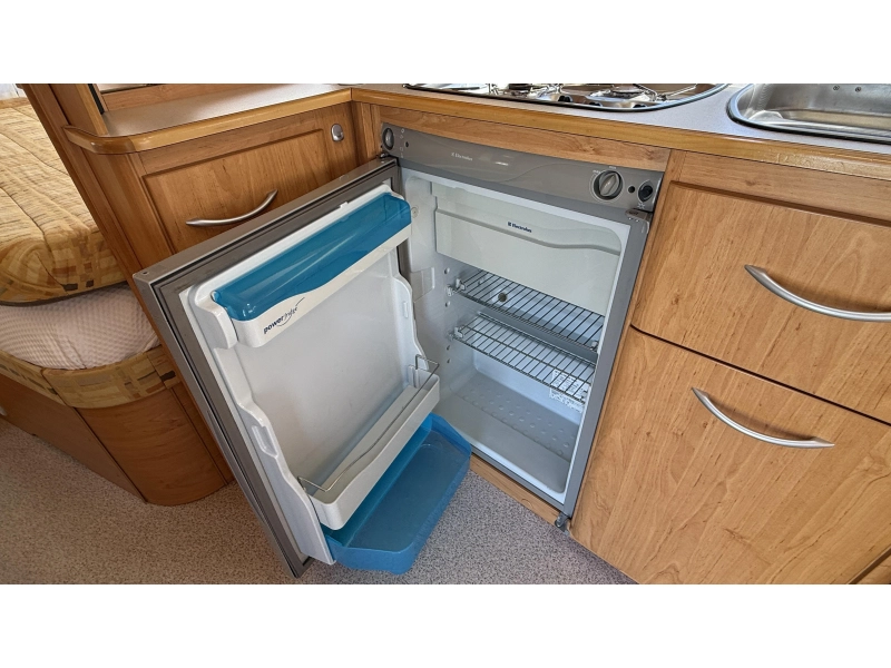 Knaus Blue Line 450 TF frans bed rondzit toilet  foto: 7