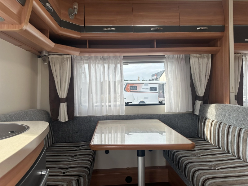 Hobby De Luxe 400 SFE mover - voortent - luifel  foto: 10