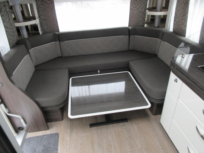 Hobby Prestige 560 UL RONDZIT HOGE KOELKAST  foto: 11