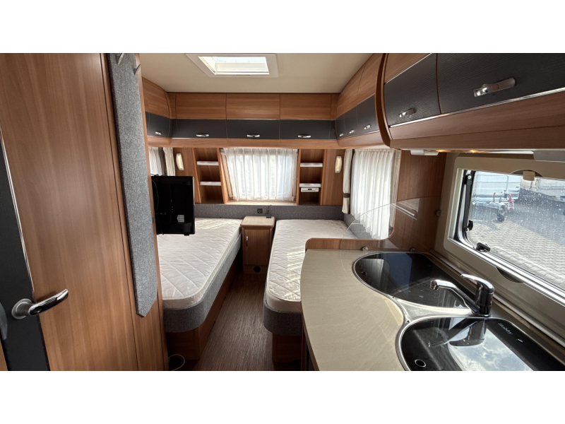 Hobby De Luxe 495 UL enkele bedden rondzit 