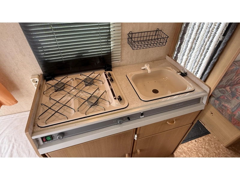Adria Optima 425 TK vast bed zit toiletruimte  foto: 8