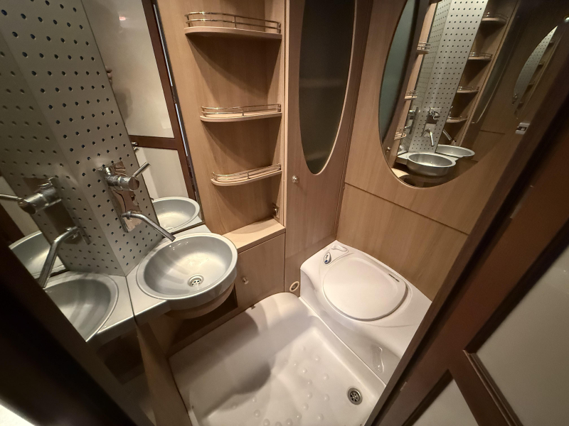 Bürstner Trecento 525 TL 2 BEDDEN RONDZIT TOPSTAAT  foto: 16
