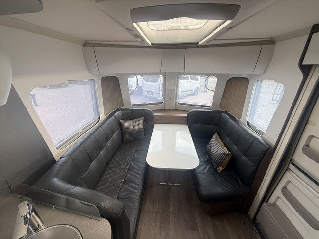 Eriba T 820 (TOURING 820) full options EP level systeem lengte bedden XT mover Truma zonnepanelen 2x dakairco Dometic elktr schotel foto: 9