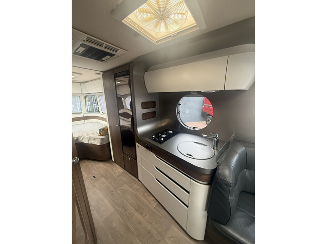 Eriba T 820 (TOURING 820) full options EP level systeem lengte bedden XT mover Truma zonnepanelen 2x dakairco Dometic elktr schotel foto: 19
