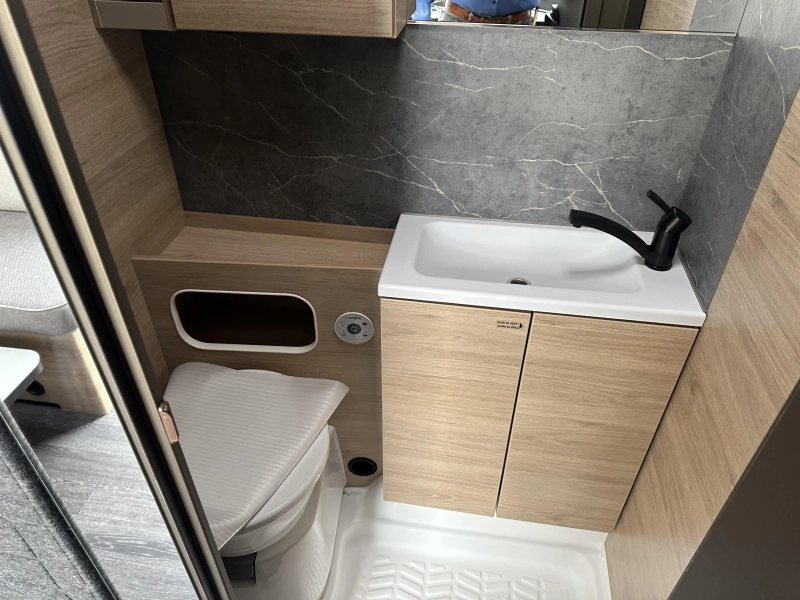 Weinsberg CaraOne Edition HOT 450 FU fransbed / rondzit  foto: 6