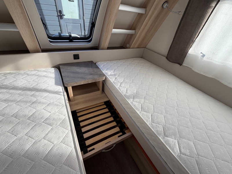 Hobby De Luxe 495 UL Met Thule luifel  foto: 8