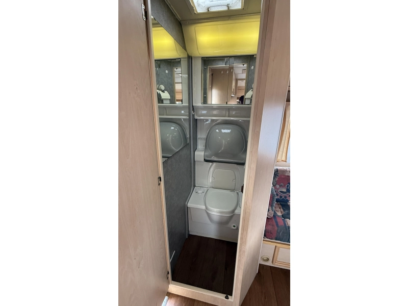 Beyerland Sprinter 430 TM 2x zitgroep vast toilet  foto: 3