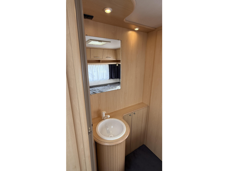 Chateau Calista 450 FHU frans bed rondzit toilet 