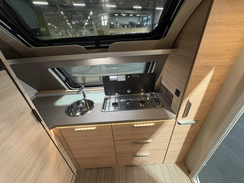 Knaus Sudwind Black Selection 500 PF kopkeuken / fransbed  foto: 6