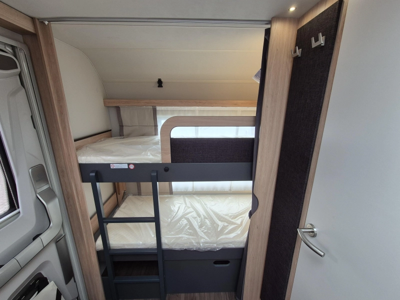 Knaus Sport Platinum 500 QDK Stapelbed en garagedeur  foto: 16