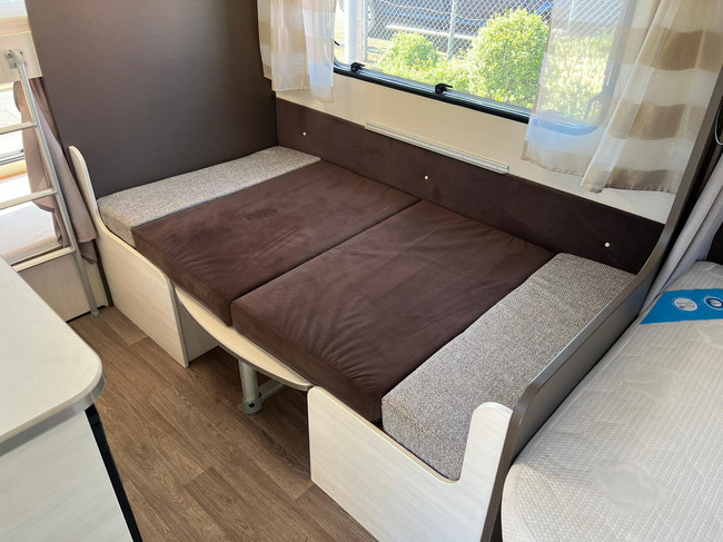 Caravelair Antares 476 Family Stapelbed | Fietsenrek | Voortent | TV | Fransbed | Treinzit | Hor foto: 13