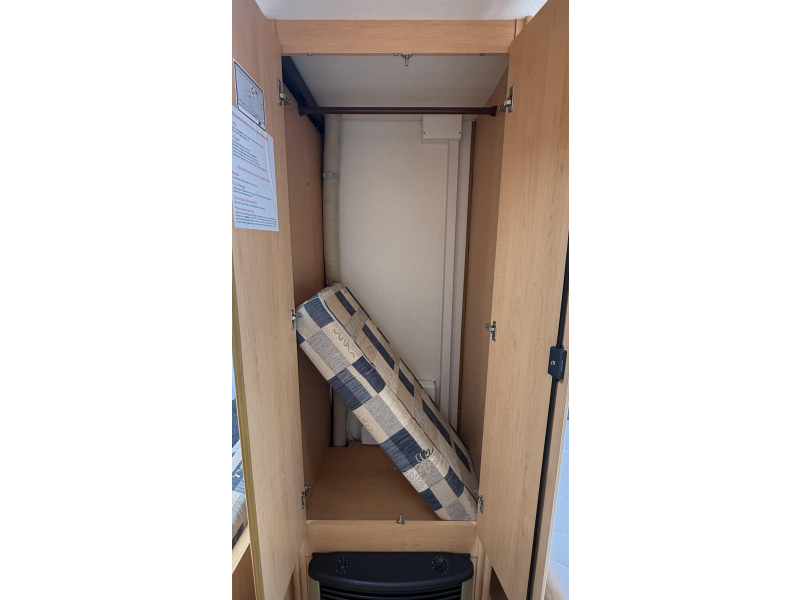 Hobby De Luxe 400 SF treinzit vast bed toilet  foto: 9