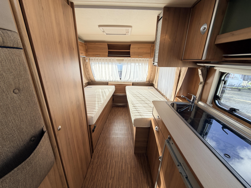 Bürstner Averso 460 TL Enkele bedden, Mover Luif  foto: 3