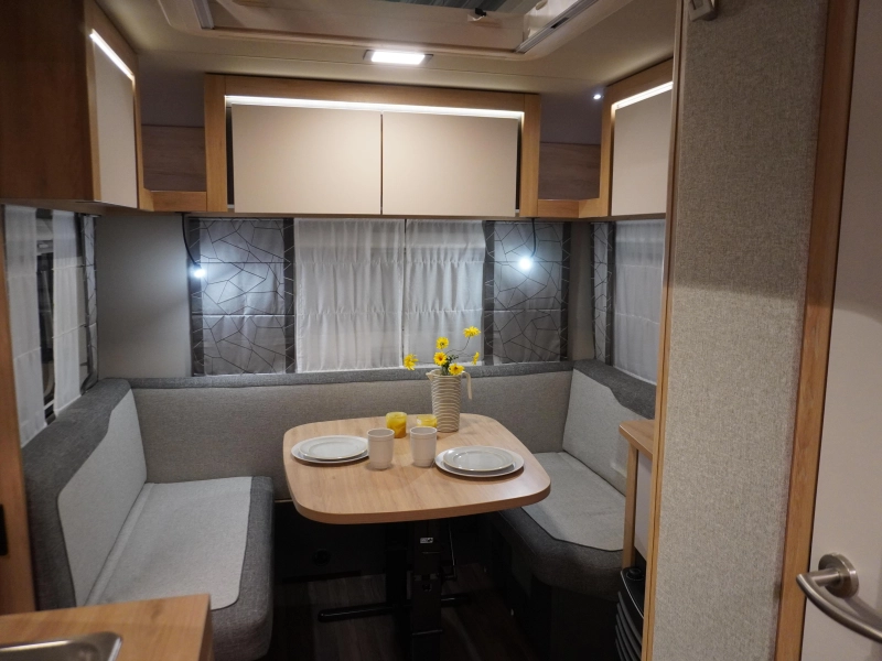Knaus Sport 460 EU ENKELE BEDDEN / RUIME ZIT  foto: 17