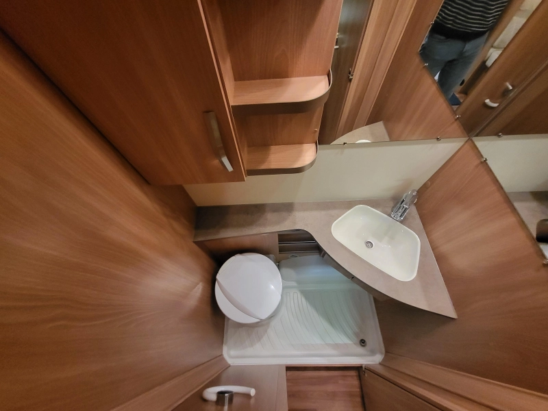 Knaus Sudwind 460 EU met zakluifel en zijwand  foto: 6