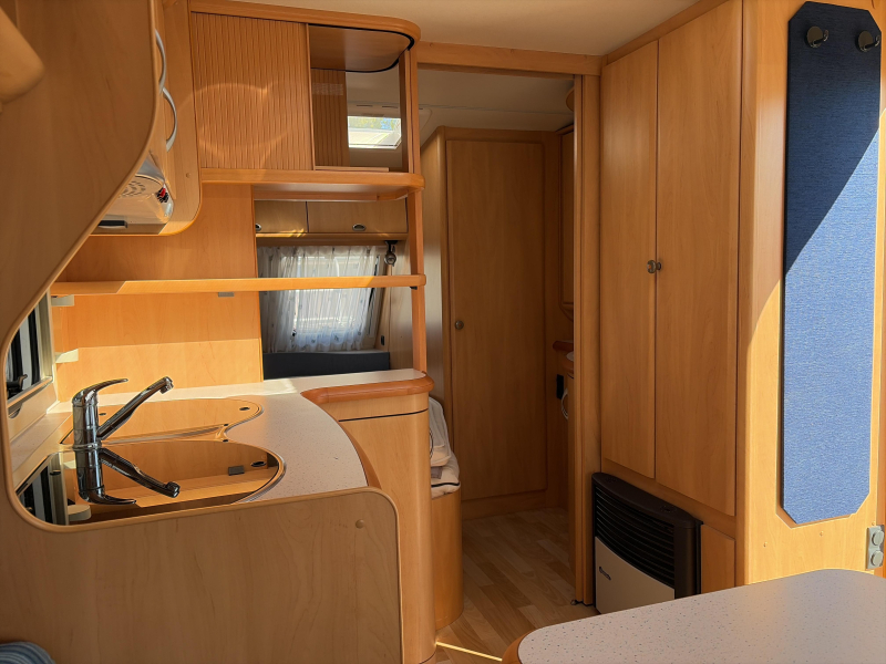 Hobby De Luxe 460 UFE Fietsendrager/Voortent  foto: 8