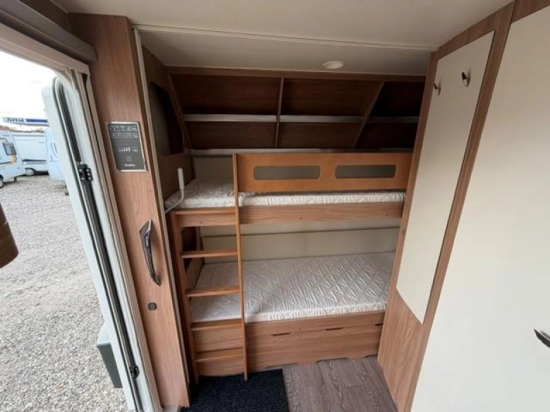 Hobby De Luxe 490 KMF stapelbed zeer compleet  foto: 16