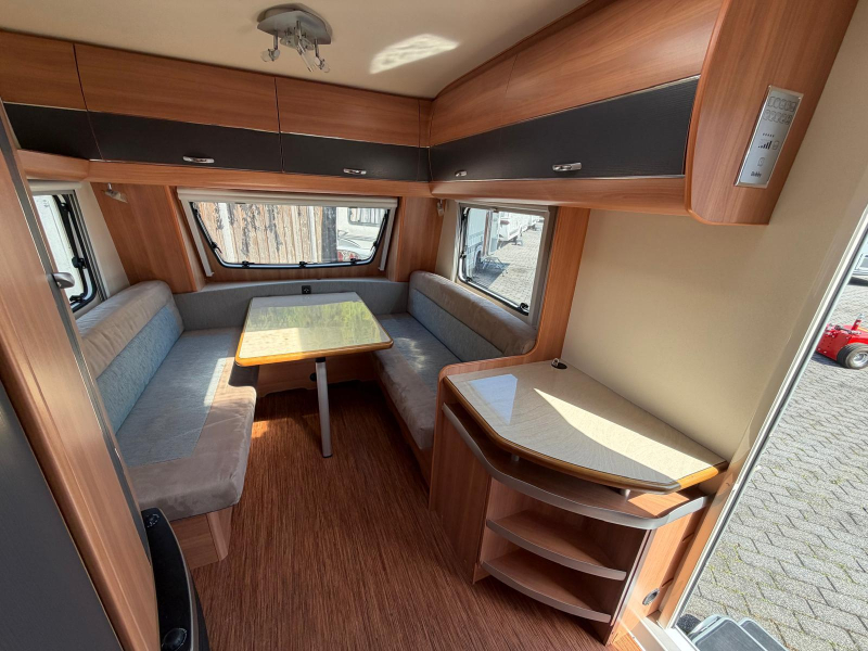 Hobby De Luxe 380 TB Met mover en luifel!  foto: 10