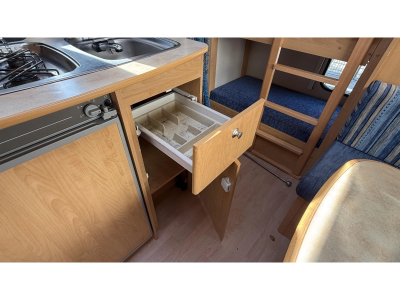 Caravelair Antares Luxe 426 stapelbed zit vast bed  foto: 6