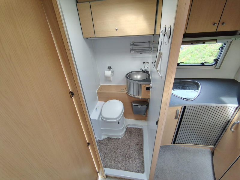Kip Grey Line Special 44 EKL met doucheruimte  foto: 9