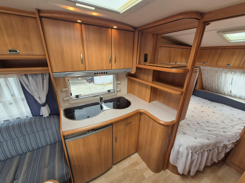 Hobby De Luxe 460 UFE met luifel  foto: 11