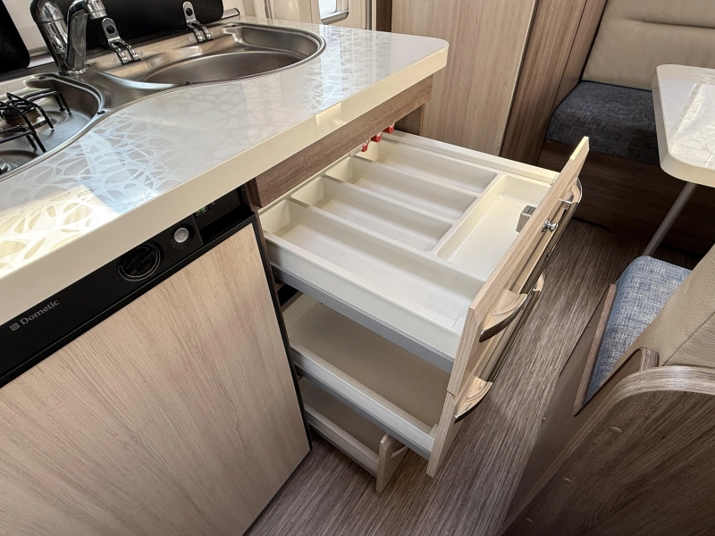 Hobby De luxe Easy 400 SF dwars bed treinzit toilet  foto: 9