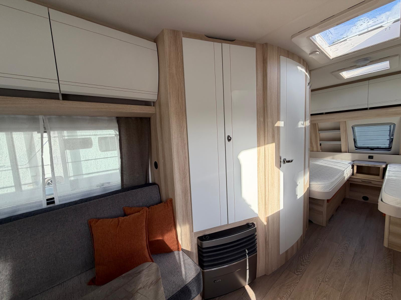 Hobby De Luxe 495 UL Met Thule luifel  foto: 12