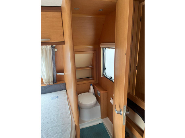 Hymer Sporting 465 | Volautomatische Mover | ZGAN Voortent | Lattenbodem | Ombouwbare Rondzit | Luifel | Fransbed | Fietsenrek foto: 21