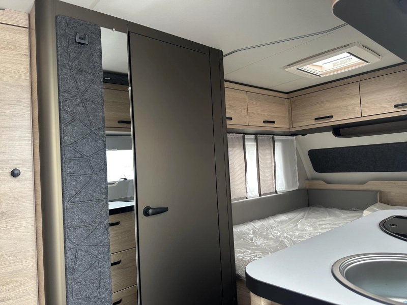 Weinsberg CaraOne Edition HOT 450 FU fransbed / rondzit  foto: 8