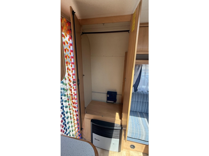 Hobby De luxe Easy 440 SF dwars bed zit toilet  foto: 3
