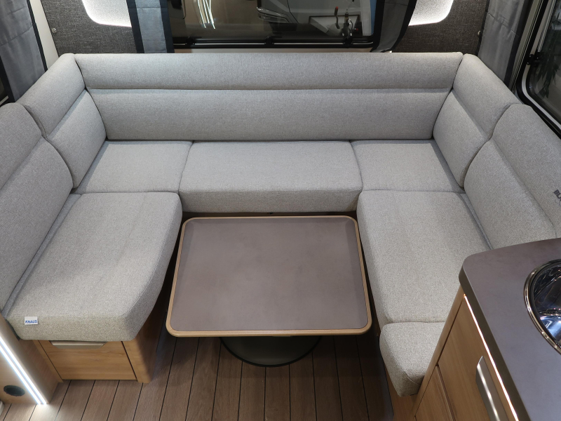 Knaus Sudwind Black Selection 450 FU FRANS BED / RONDZIT  foto: 15