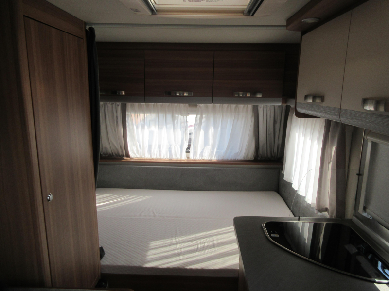 Weinsberg CaraOne Edition HOT 390 MET VOORTENT  foto: 2