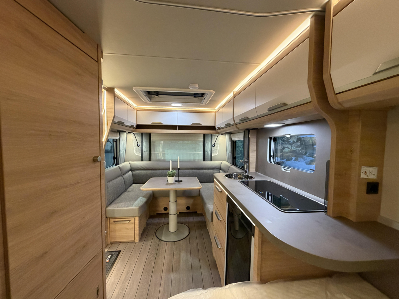 Knaus Sudwind Black Selection 450 FU rondzit / fransbed  foto: 16