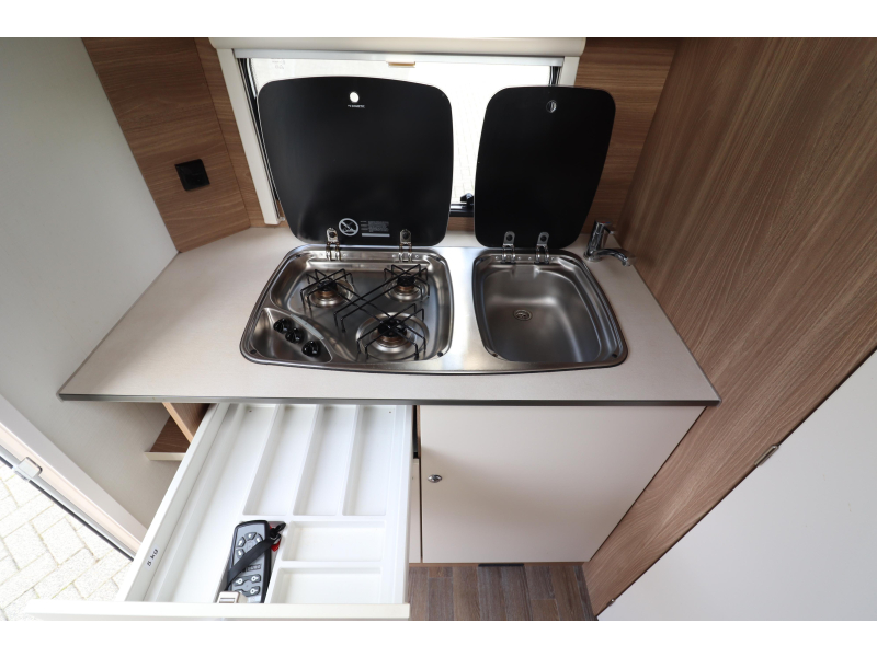 Bürstner Premio Life 425 TS Mover/ Lichtgewicht  foto: 15