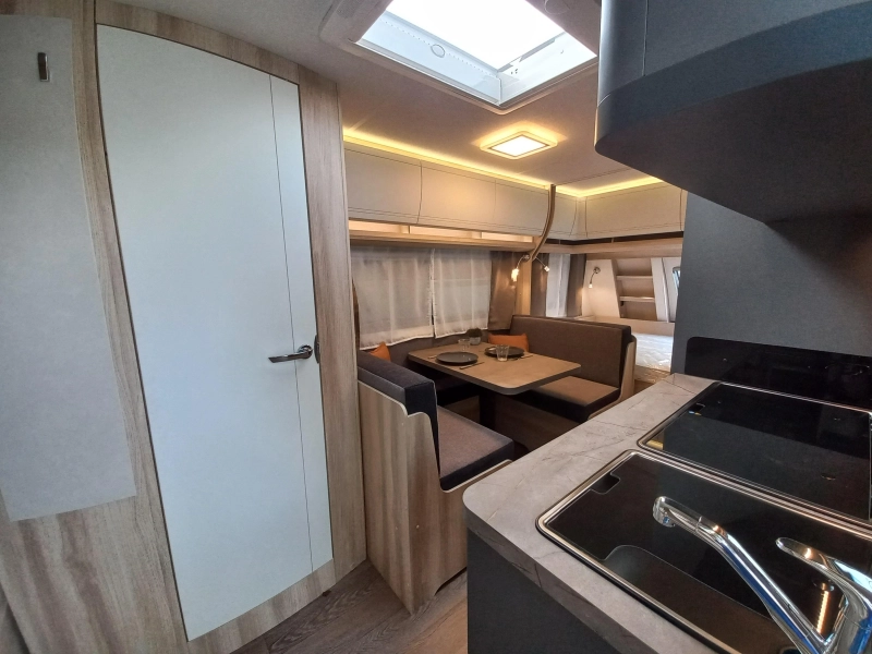 Hobby De Luxe 490 KMF 1800kg-vloerver-sfeerverl  foto: 3