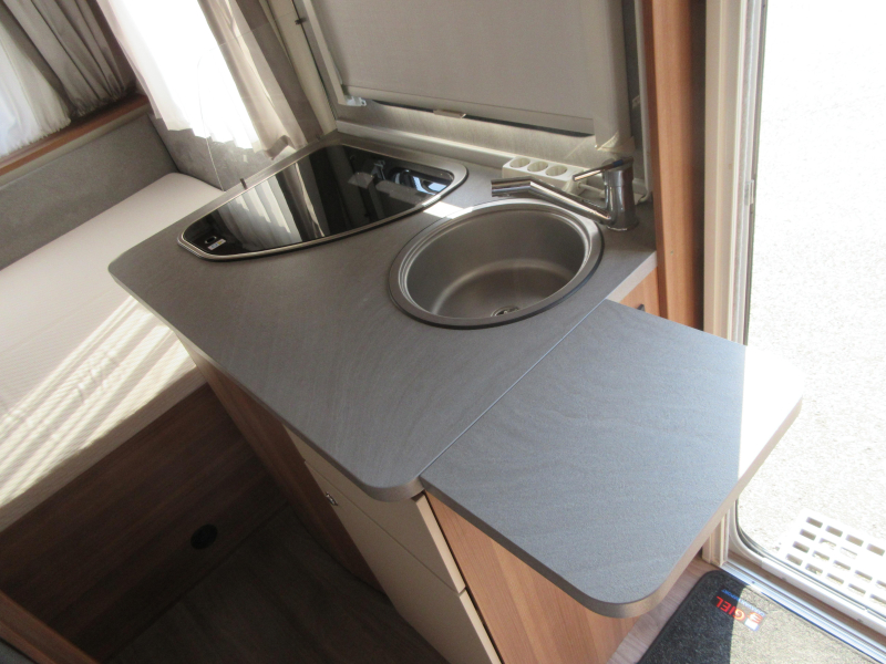 Weinsberg CaraOne Edition HOT 390 MET VOORTENT  foto: 4