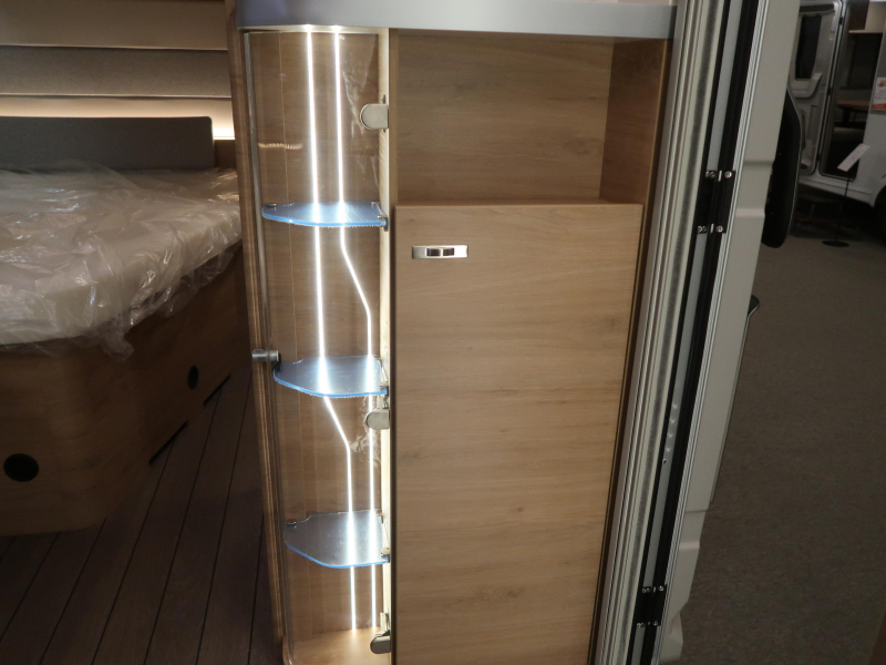 Knaus Sudwind Black Selection 450 FU FRANS BED / RONDZIT  foto: 8