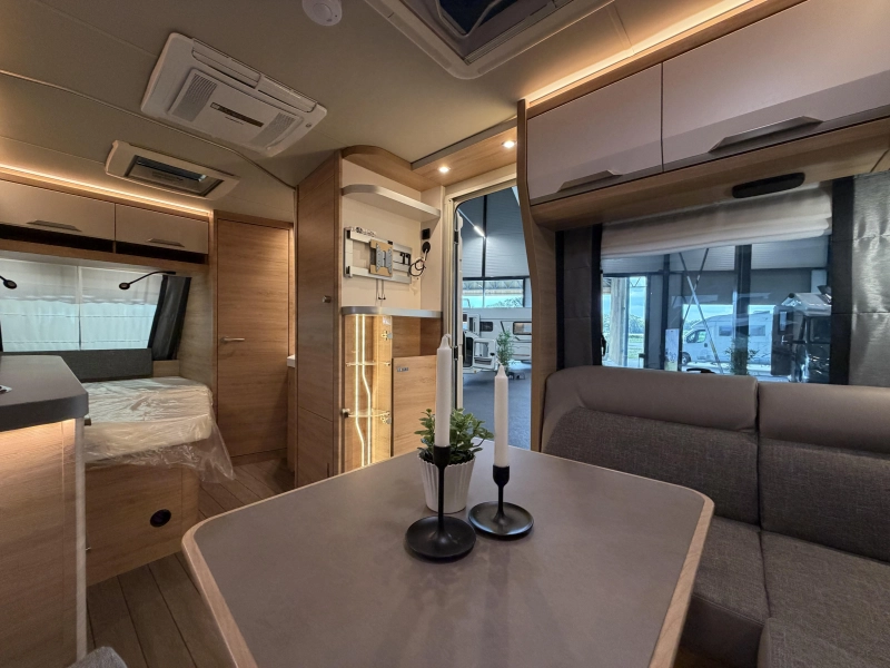 Knaus Sudwind Black Selection 450 FU dakairco / fransbed  foto: 21