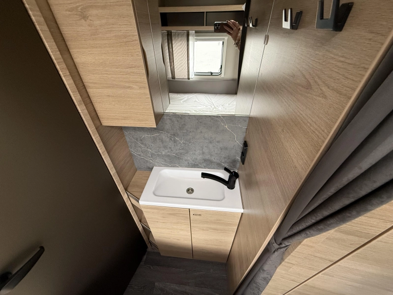 Weinsberg CaraOne Edition HOT 450 FU fransbed / rondzit  foto: 7