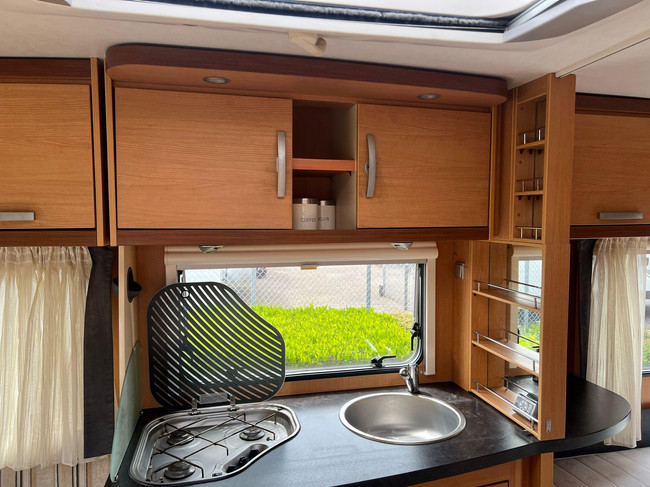 Hymer Sporting 465 | Volautomatische Mover | ZGAN Voortent | Lattenbodem | Ombouwbare Rondzit | Luifel | Fransbed | Fietsenrek foto: 10