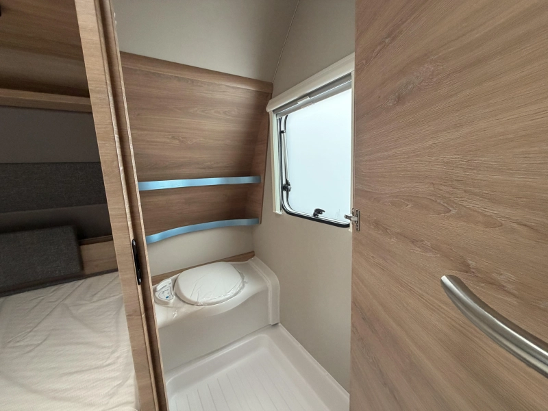 Knaus Sudwind Black Selection 540 FDK stapelbed / fransbed  foto: 14