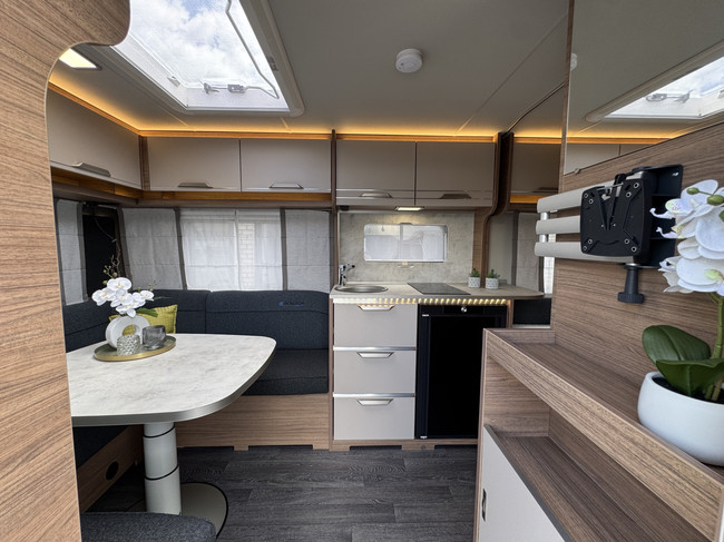 Knaus Sport 450 FU E-Power selection met fransbed **Airco/Cassetteluifel/Fietsendrager/1e eigenaar/Nieuwstaat caravan** foto: 1