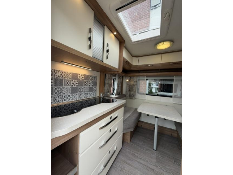 Hobby De Luxe 400 SFE Incl. Mover en Voortent  foto: 10