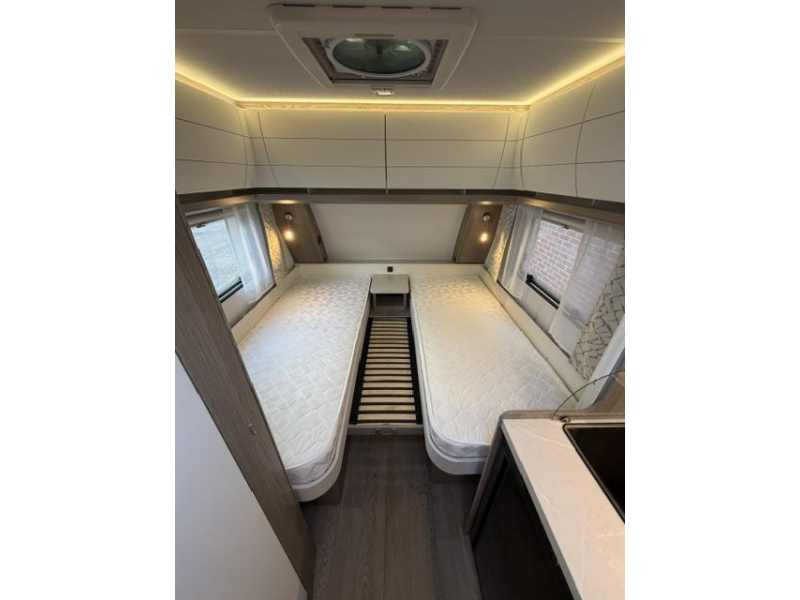 Hobby On Tour 460 DL Mover, Luifel, Airco  foto: 17