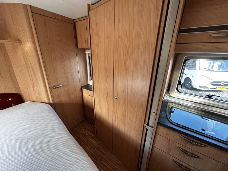 Bürstner Solano 710 T vastbed/badkamer-achterin  foto: 14