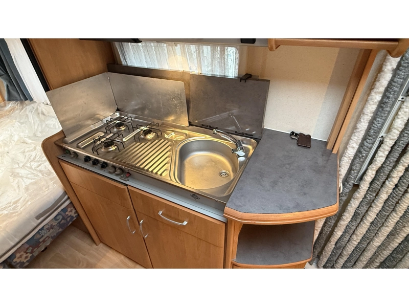 Hobby Excellent 470 UB rondzit dwars bed toilet  foto: 7