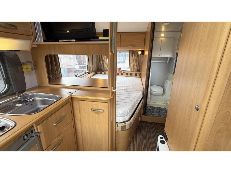 Knaus Sudwind 450 TF frans bed rondzit toilet  foto: 7