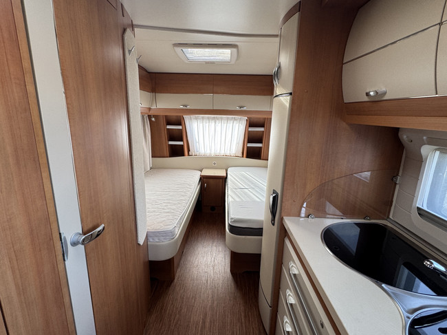 Hobby Excellent 495 UL met ENKELE BEDDEN en grote rondzit **Mover/Reservewiel/XXL Koelkast/Fietsendrager voor & achter/Zeer nette staa foto: 8