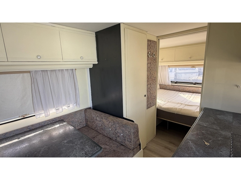 Dethleffs Camper 440 T treinzit vast bed toilet 